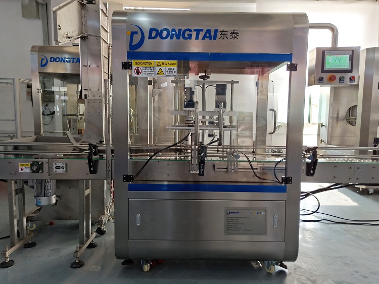 一瞬間，東泰全自動(dòng)食用油灌裝機(jī)給你一百萬(wàn)個(gè)可能